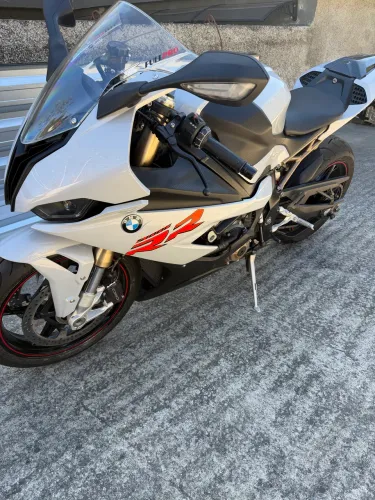 Vendo BMW S1000rr km baixa sem uso.