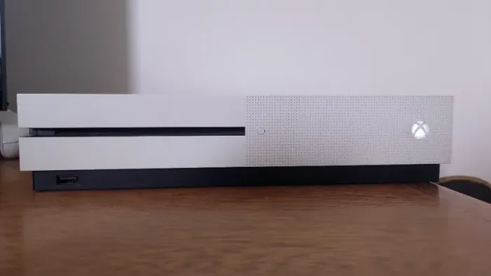 XBOX ONE S :semi novo com uso de apenas 1 ano e 2 controles