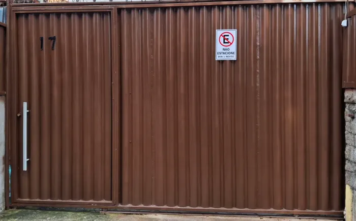 Vendo Comportas Seminovas e Portão de Garagem com Grade em excelente estado.