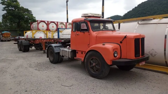 Scania com carreta 