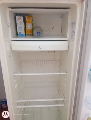 Vende-se geladeira funcionando bem toda boa sem defeito