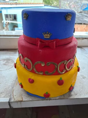 Bolo fake Branca de Neve 