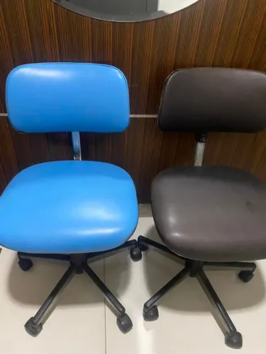 cadeiras de escritorio (250,00 cada e 400,00 as duas)