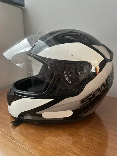 Capacete ebf spark com design nas cores preto, branco e cinza
