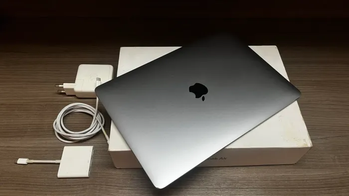 MacBook Air 13" Retina (2020) - Ótimo Estado!