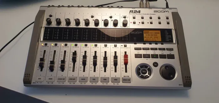 Zoom R24 gravador mesa sampler 