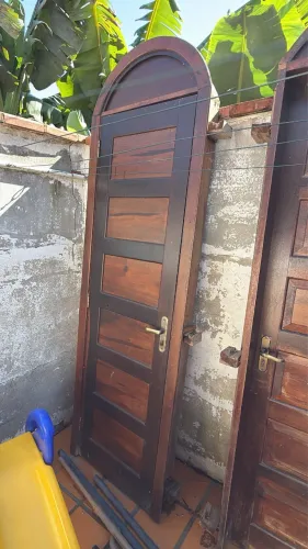 Vendo portas maciças de Canela 