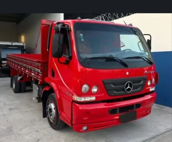 ACCELO 815 CARROCERIA ANO 2015.