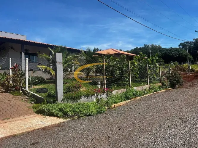 CASA A VENDA NO CONDOMINIO PORTAL FAZENDA, 1000 M² DE TERRENO, CASA COM 03 QUARTOS (01 SUI