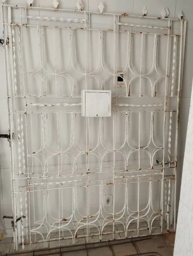 Portão de ferro branco modelo Brasília