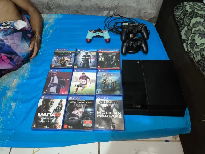 PS4 500GB C 3 CONTROLES E BASE SUPORTE P CARREGAR