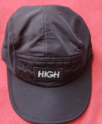 Boné High Semi novo detalhe Mínimo