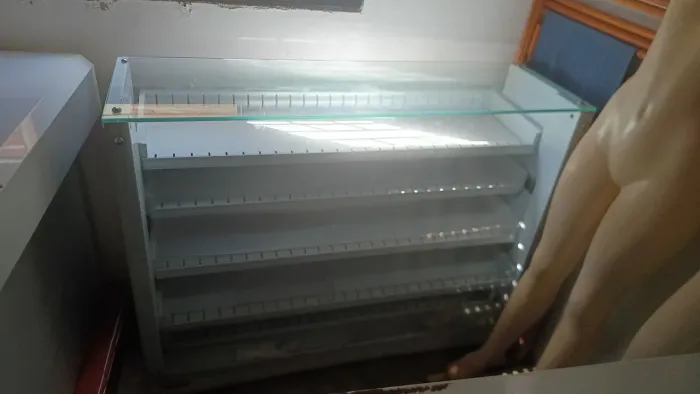 3 balcões sendo 1 caixa, 1 gaveteiro com 5 gavetas