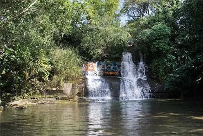Duas casas próximo à cachoeira - Duas Barras