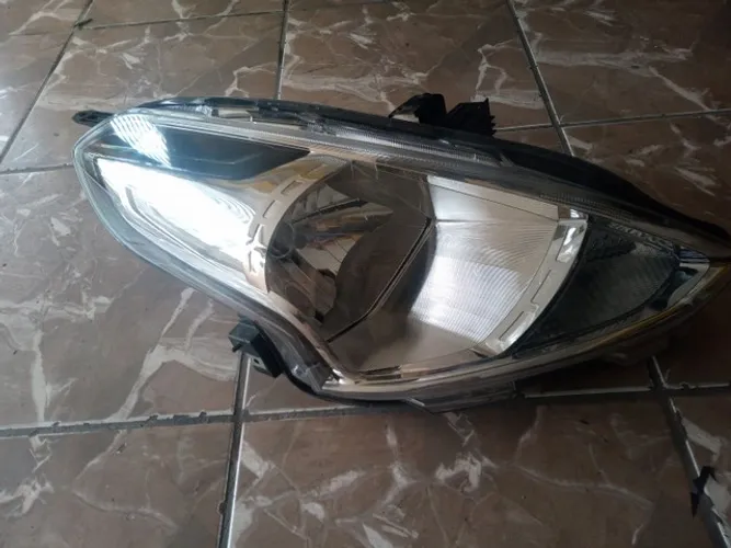 Farol direito Nissan Versa 2015 2016 