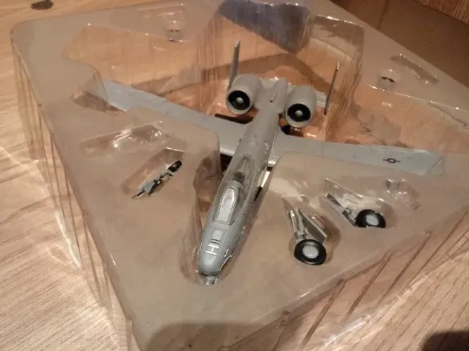 Miniatura avião combate Fairchild Republic A-19 Thunderbolt II, exposto, em ótimo esrtado