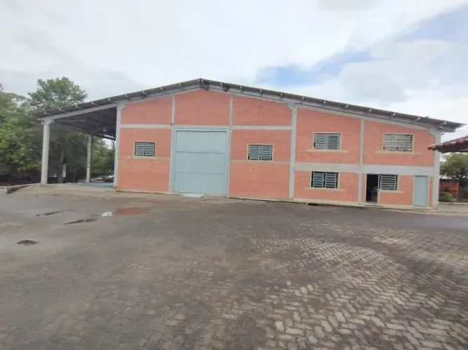 Pavilhão com 850m², terreno com área de 8640m² - Próximo Rotula parada 43
