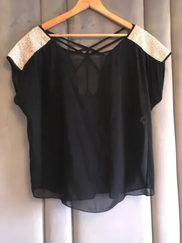 Blusa preta com detalhe mamgas marca Amarelô tamanho G NOVA