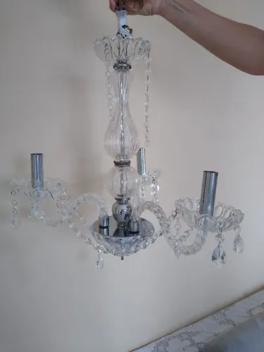 Lustre de cristal, vidro e metal cromado.
