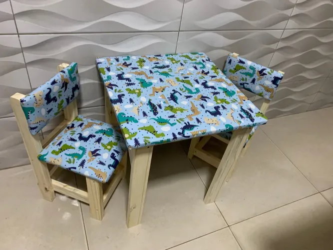 Mesa com estampa de dinossauro 
