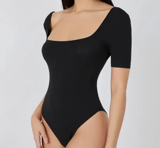 Body preto com manga e abertura nas costas Shein