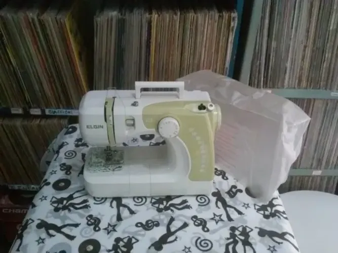 Máquina de costura Elgin, com acessórios, com capa, ótimo estado geral.