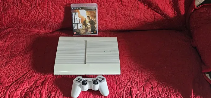 PS3 SUPER SLIM 500GB CONTROLE CABOS E JOGO INCLUSO