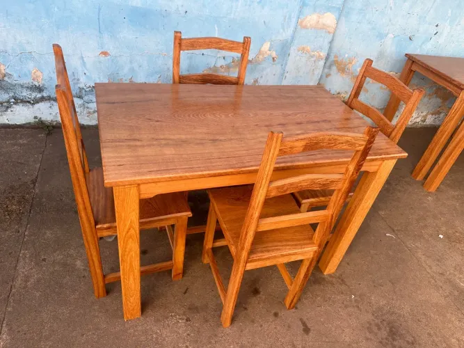 Mesa de madeira com 04 cadeiras