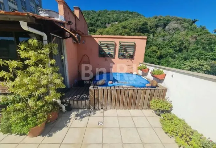 Cobertura Duplex no Humaitá, com vista para o Cristo. Hidromassagem na área externa, deck 
