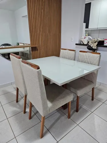 Mesa de Jantar com 4 Cadeiras toda de madeira 