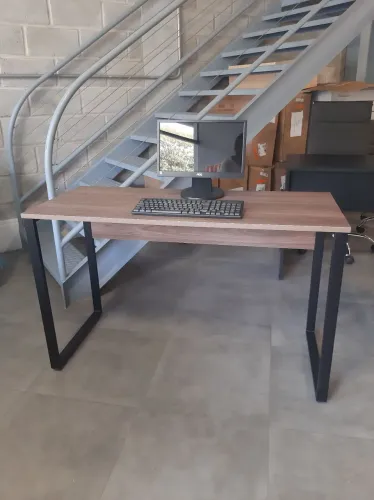 Mesa de escritório moderna com design elegante