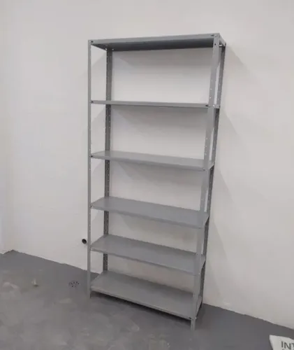 Estantes de aço