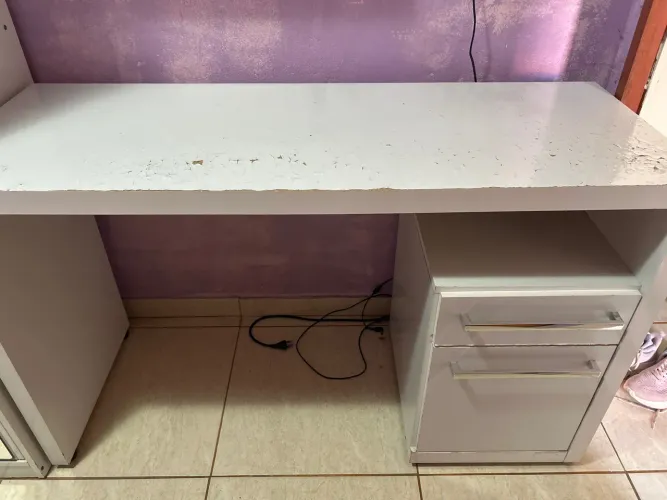 Vendo Escrivaninha branca com gavetas