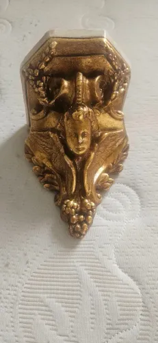Escultura de Parede Dourada