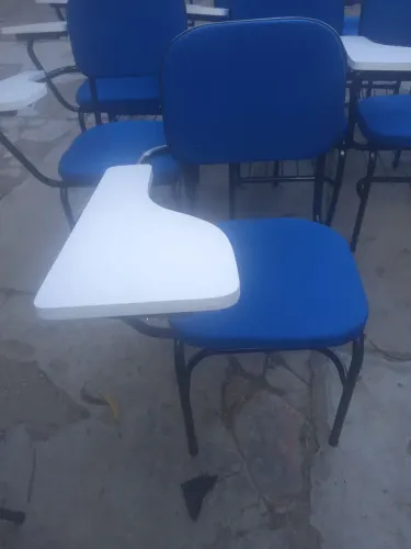 Cadeira escolar almofadada de braço em mdf várias cores