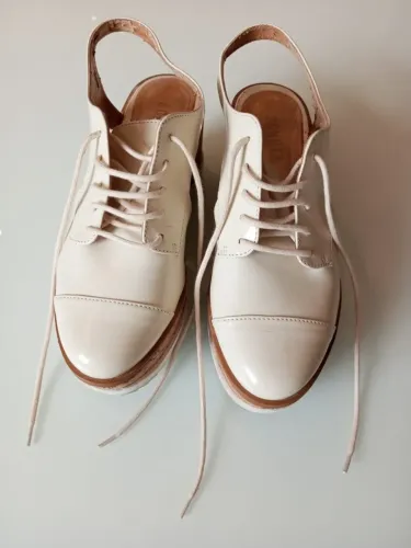 Sapato feminino Papete da marca Schutz.