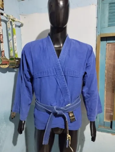 Gandola de kimono azul A1 Torah - serve para jiu-jitsu e judô.