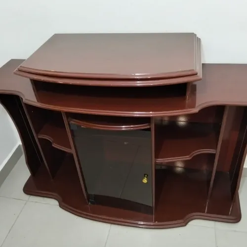 Rack para TV em Madeira Escura com Porta de Vidro - Design Clássico e Elegante