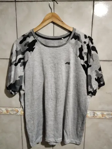 Camiseta Ace Cinza com Detalhes Camuflados