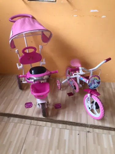 Duas bicicletas infantil menina