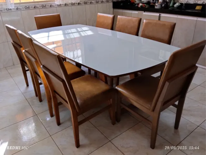 Mesa resistente de madeira