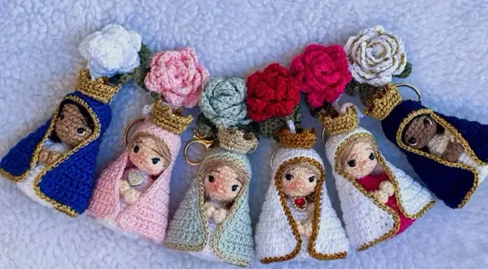 Pingente de Retrovisor Chaveiro e Caneta Personalizada Amigurumi Feito a Mão Santinhos