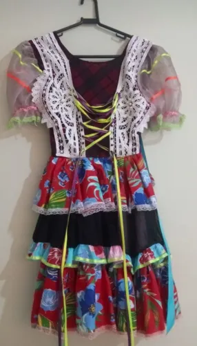 Vestido Junino Colorido com Detalhes em Renda, tamanho M, para idades de 12 até 14 anos  