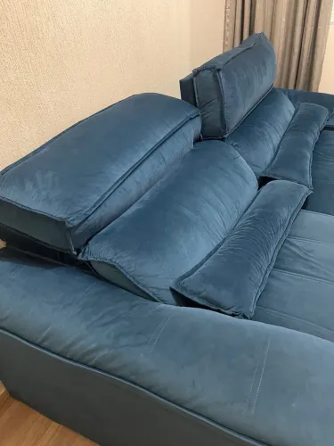 Sofá Azul em Veludo Moderno e Confortável