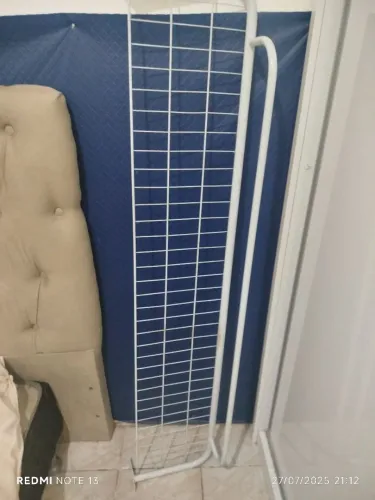 Arara de roupas de parede 