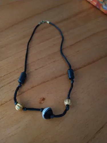 Colar de contas preto e dourado