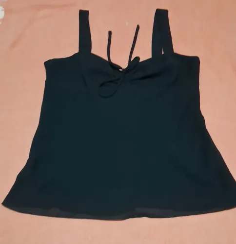 Blusa Feminina Preta com Alças e Detalhe no Decote