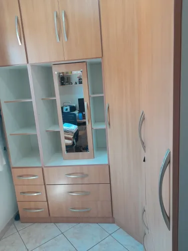 VENDO GUARDA ROUPA, MADEIRA BOA.