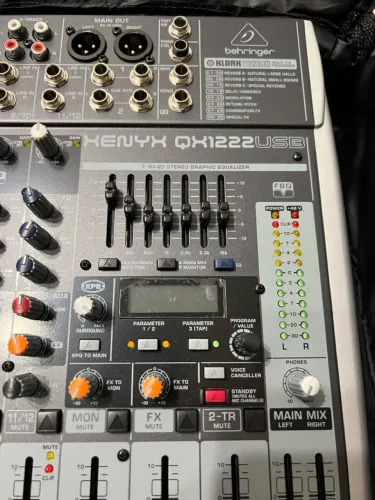 Mesa de Som Behringer Xenyx QX1222USB