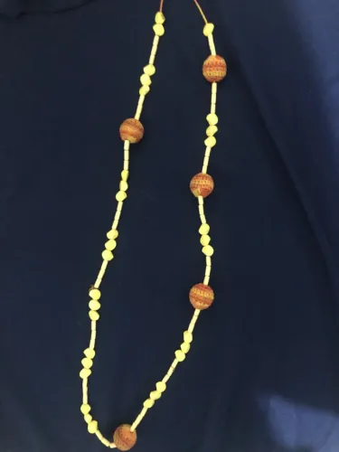 Colar amarelo com detalhe de crochê 